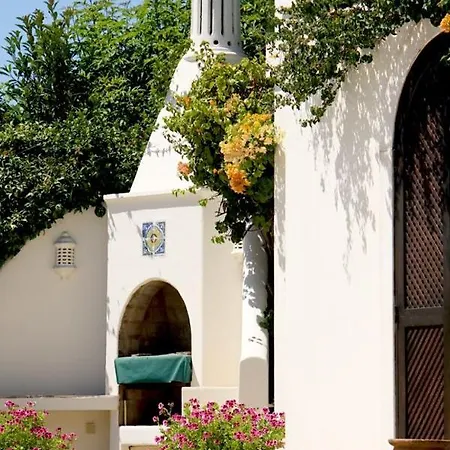 Sleeps 8 Air Con Vila *