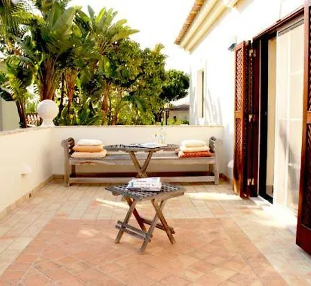 Vila Sleeps 8 Air Con